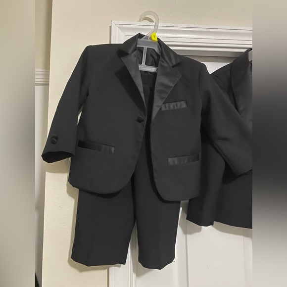 Two boys tuxedos. Size 2T and 5 years. - Picture 2 of 6